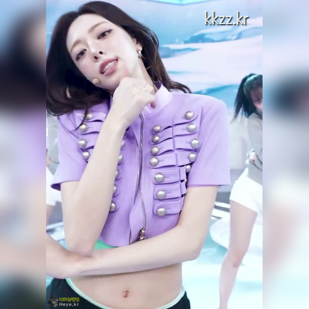 ITZY ユナのGIF。腰回りだけが見えてしまう