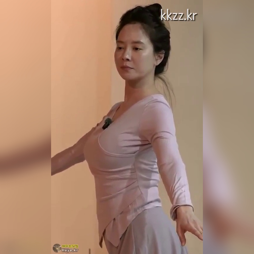 Song Ji-hyo GIFs Learning Ballet