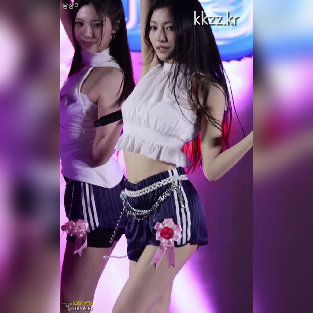 속바지 보이는 뒤태 오드유스 써머 움짤