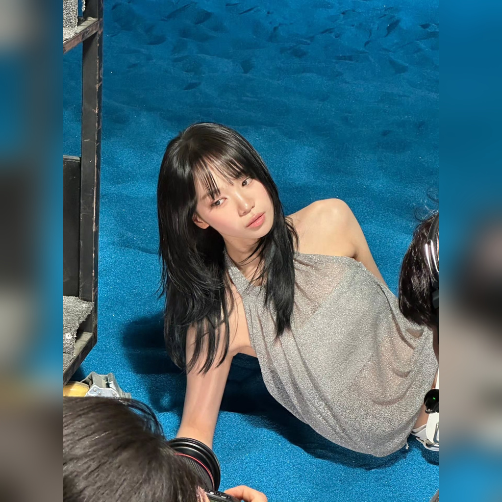 ルセラフィムのキム・チェウォン、拘束具より短いレザースカートで太ももがのぞく