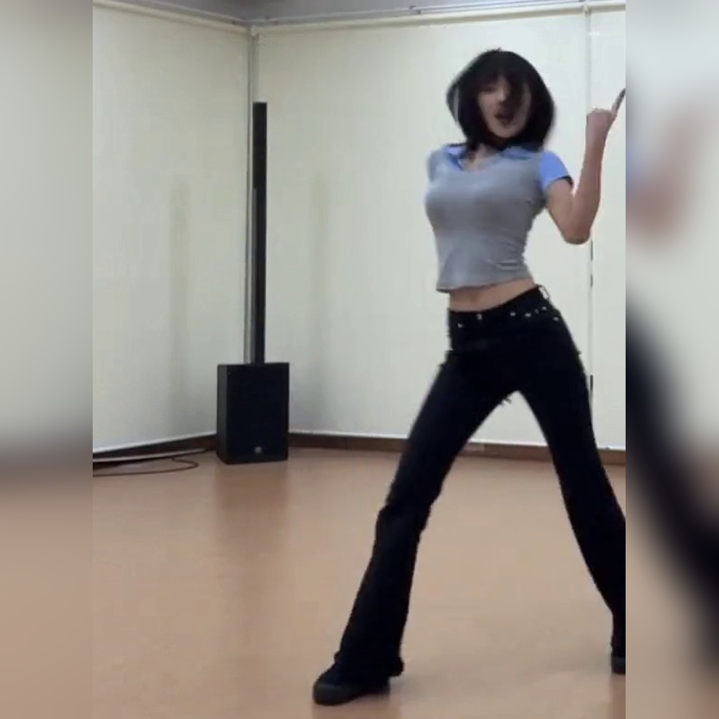 突然飛び出したグレーのニットポロを着てチャレンジを撮影するハイキのYelムービング＋おへそ