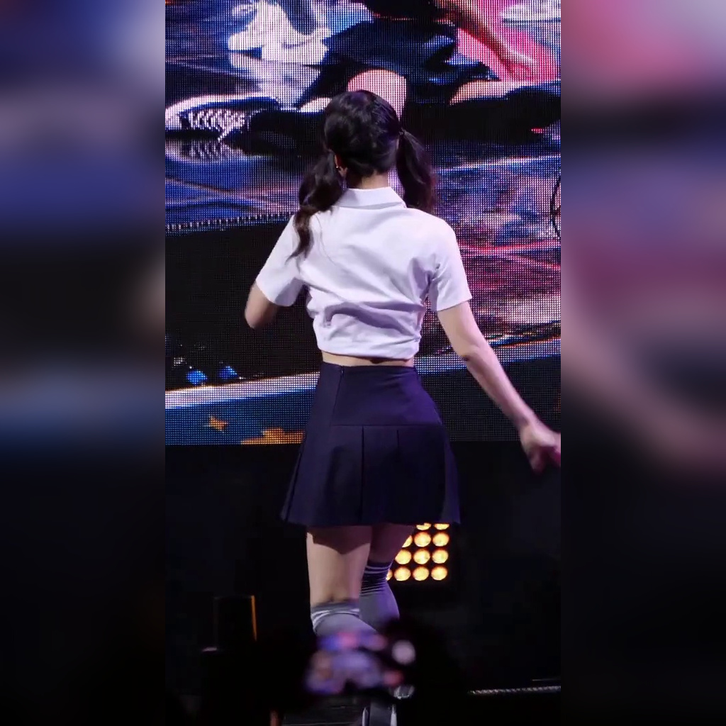 OH MY GIRL 尤宾扎起双马尾的白T＋黑色网球裙蜜桃腿 220924