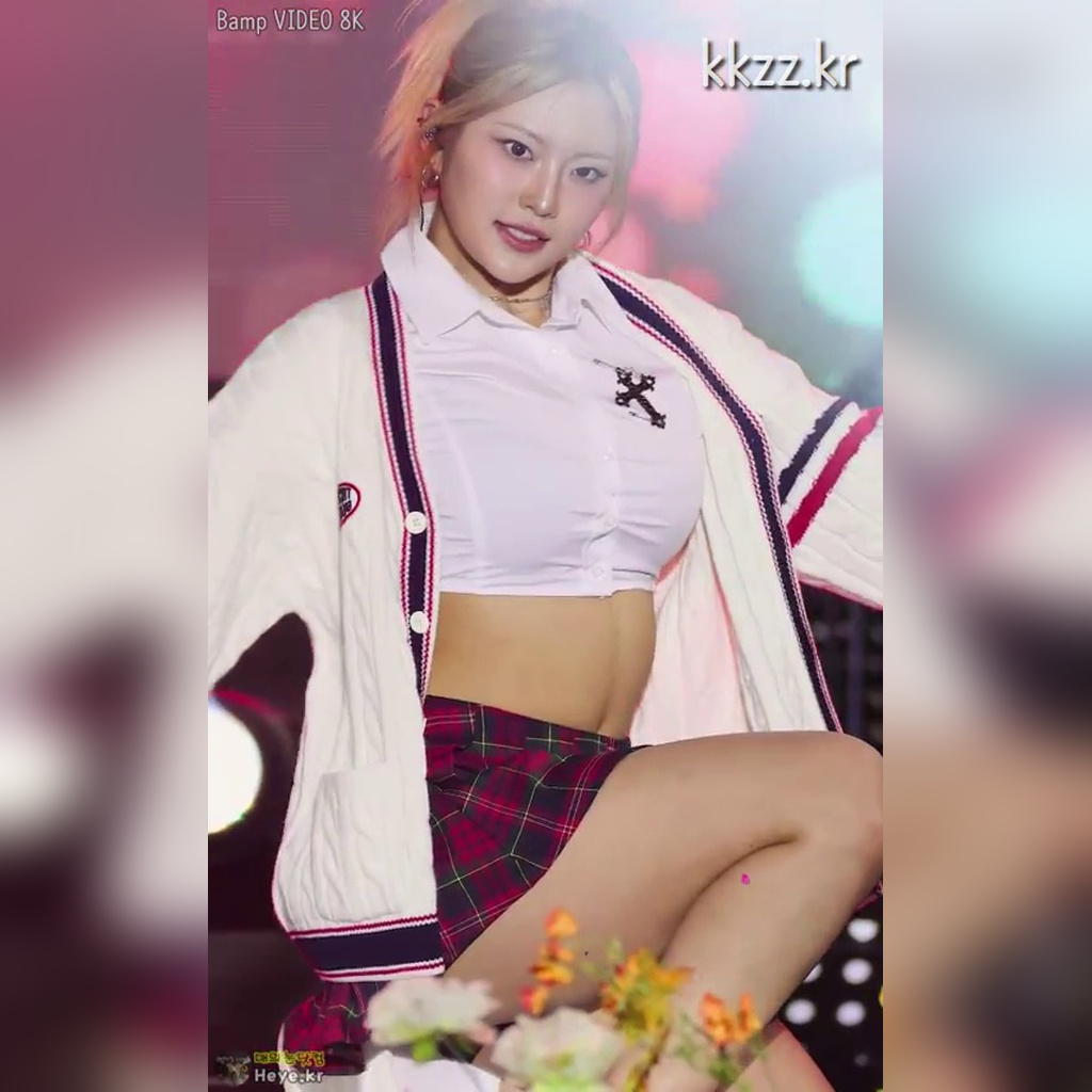 胸を打つクロップド・ハイキー・イェル GIF