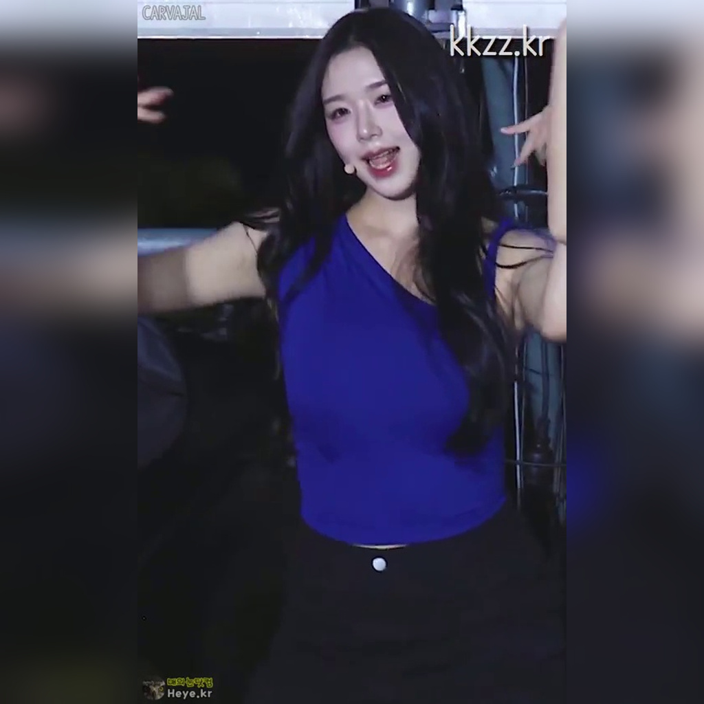 TripleS Kim Chaeyeon Gif Even to the Sweat