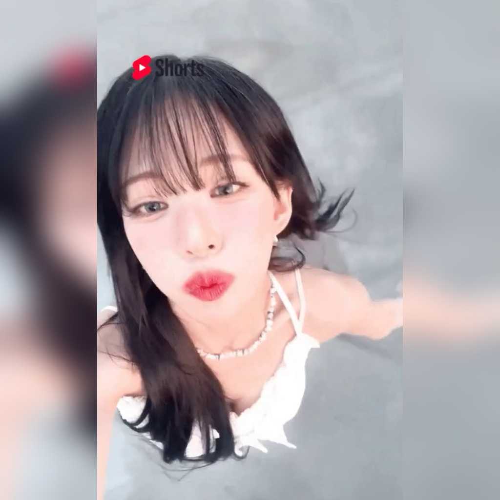 오프숄더 어깨끈 내려서 상상력 자극하는 프나 이채영 ㅗㅜㅑ