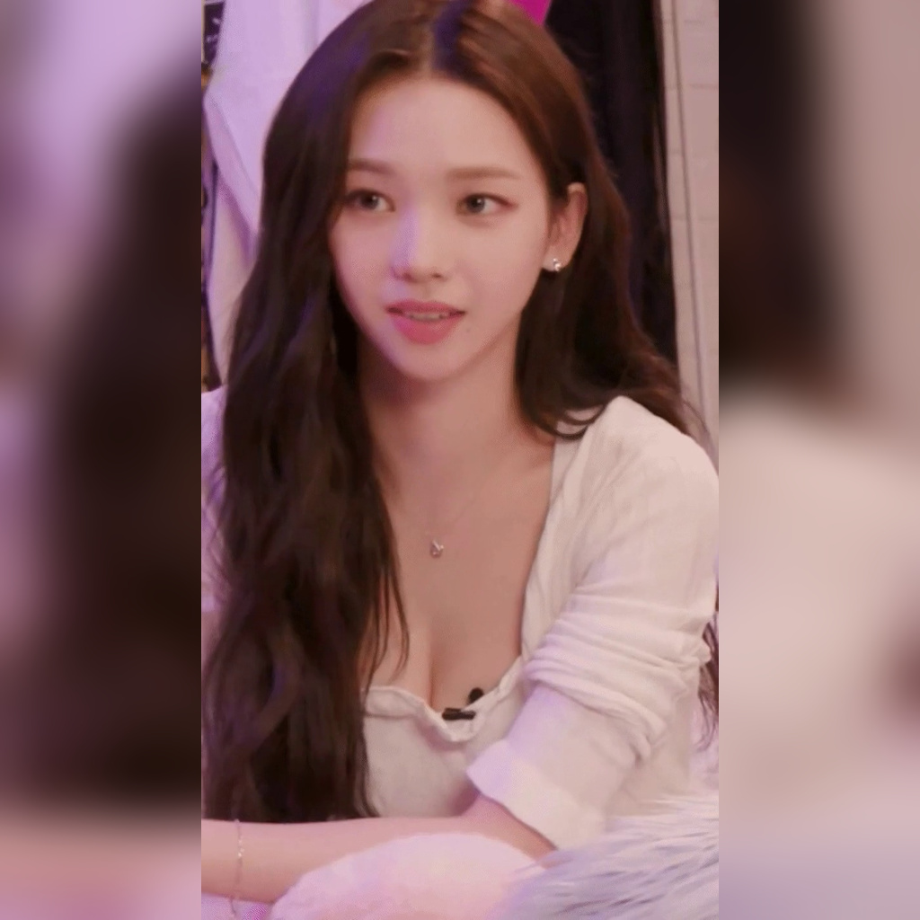 카리나 가디건 속 흰 끈나시 앞으로 숙이며 뭉클한 가슴골 노출