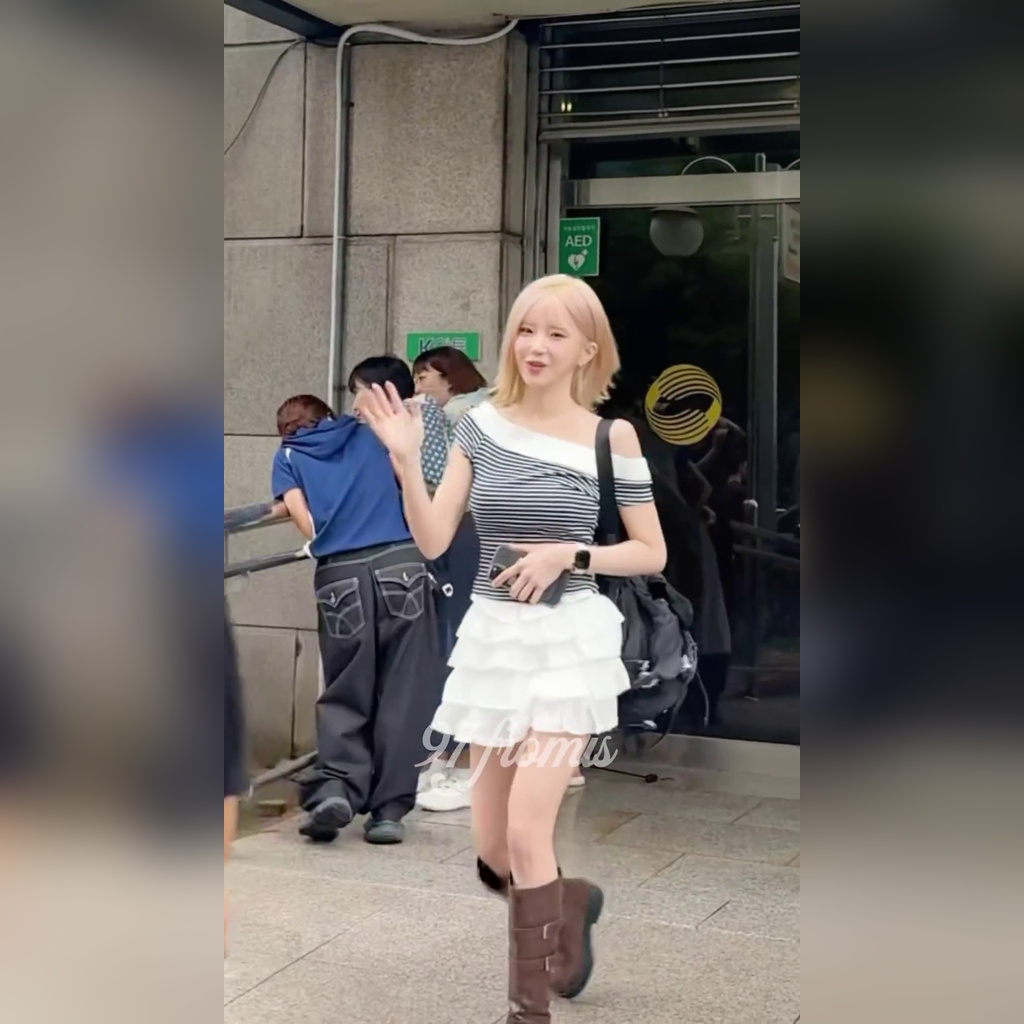 퇴근하는 프로미스나인 송하영 바람에 뒤집히는 순백색 프릴치마