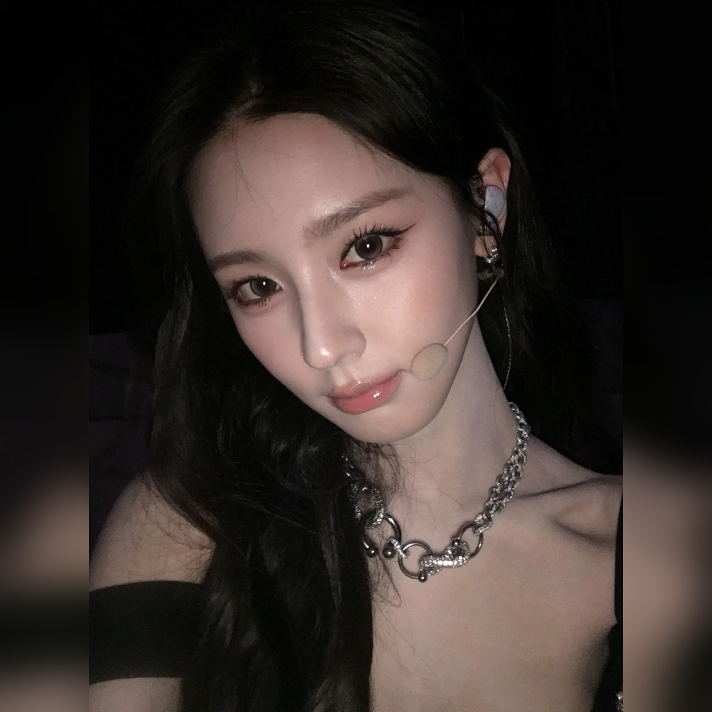 미연 검정 반짝이 끈나시 가슴골 + 빨간 체크 끈나시 – 인스타