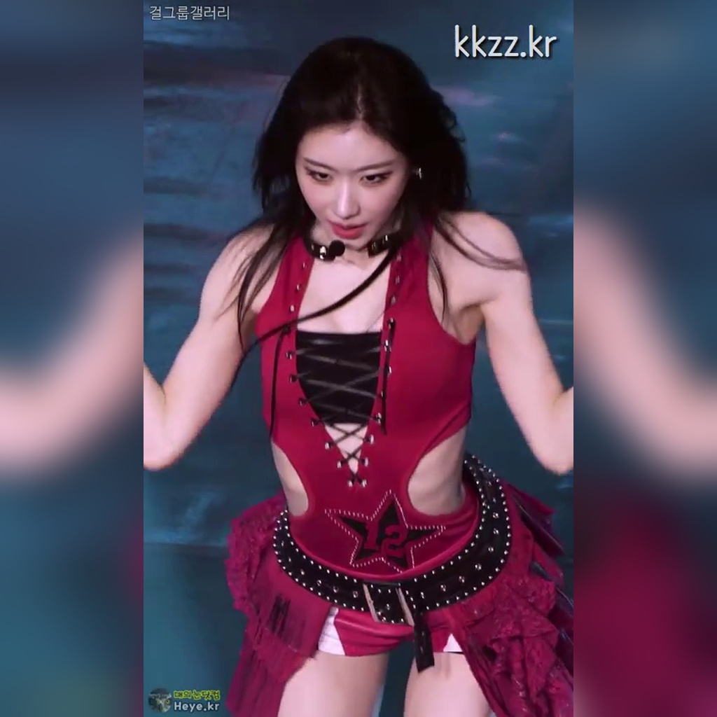 从上方露出缝隙的ITZY（ITZY）彩領动图
