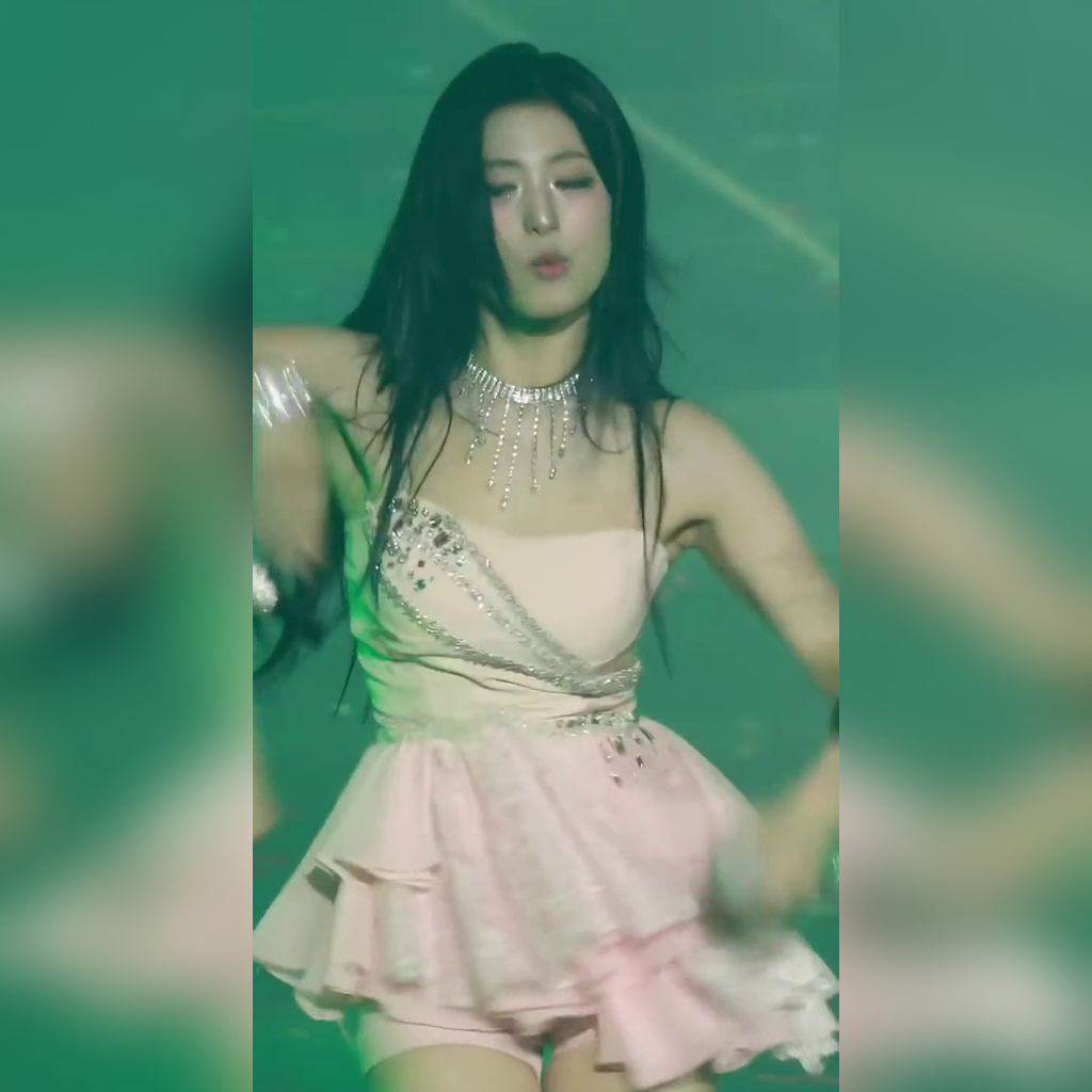 Pink Off-Shoulder Outfit Peeking Cleavage Moving BabyMonster Ahyeon