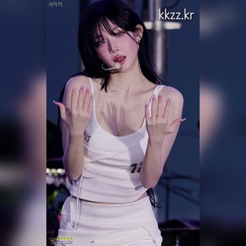 KIM NAYOUNG of tripleS in a sleeveless moment with a little gap (gif)