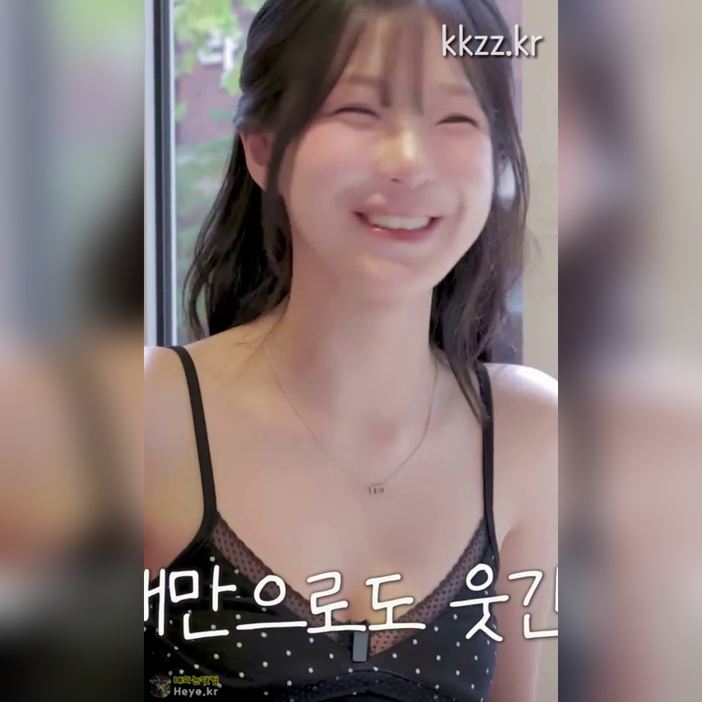 Fine Polka-Dot Sleeveless PromisNine Baek Jiheon GIF