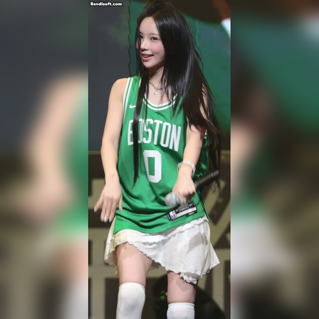 丽思妮的蓬松白色荷叶边裙 搭配紧致的白色内搭 Y区