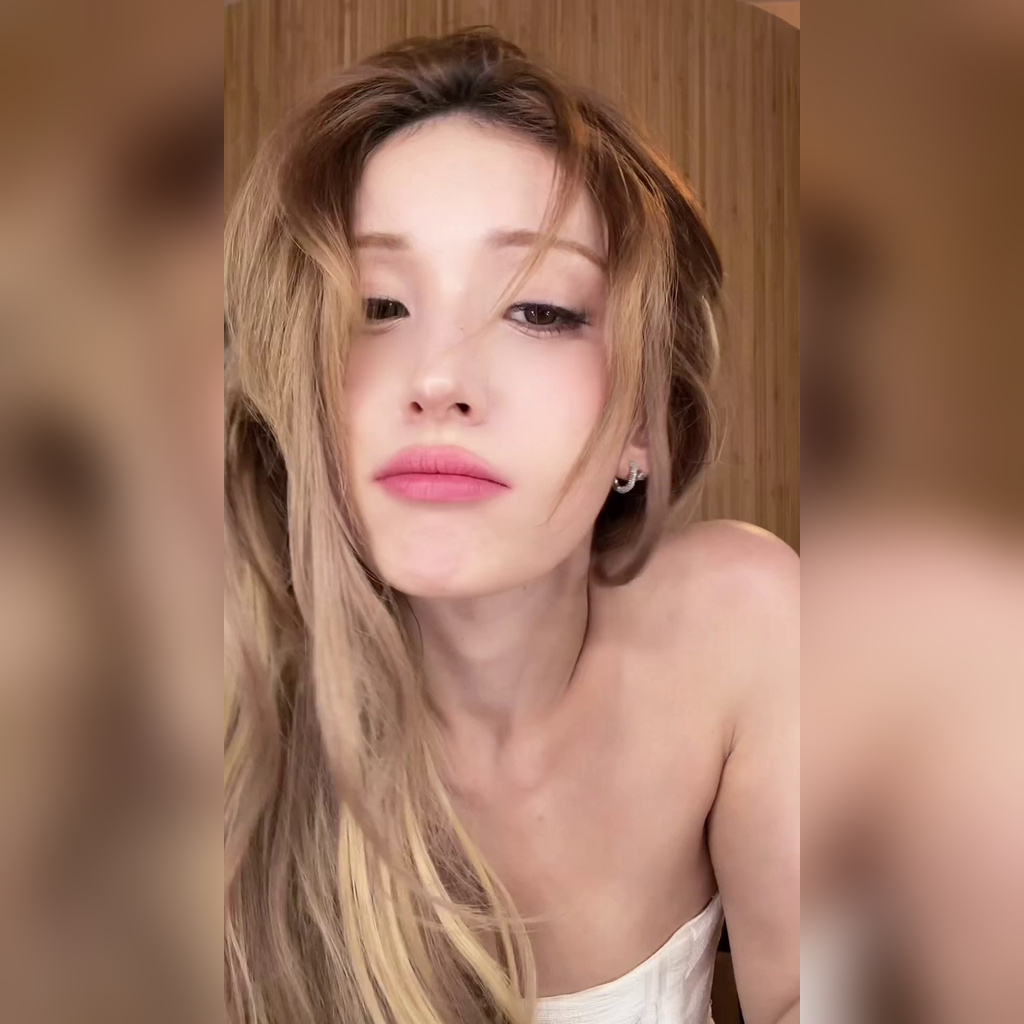 泫子美身穿白色一字肩礼服挑战拍照，露出胸部线条