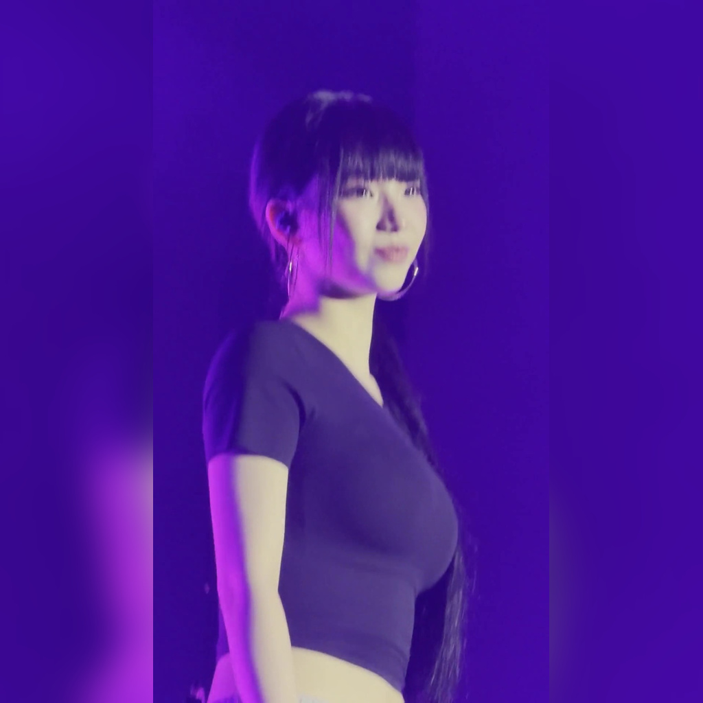 蓬蓬发的卡丽娜…隐约露出内衣的黑色短款上衣 + 妖艳腹部 – 秘鲁