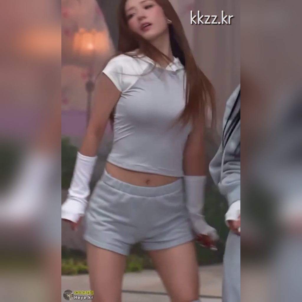 A Heavy Feel Showing a Navel Apink Yoon Bo-mi GIF