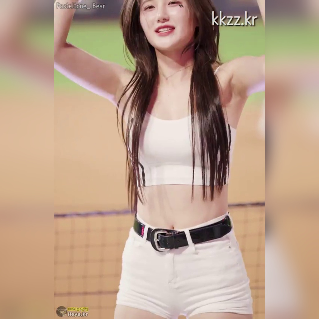 Kim Hae-ri Cheerleader GIF of Fan Light Stick and Hand Fans