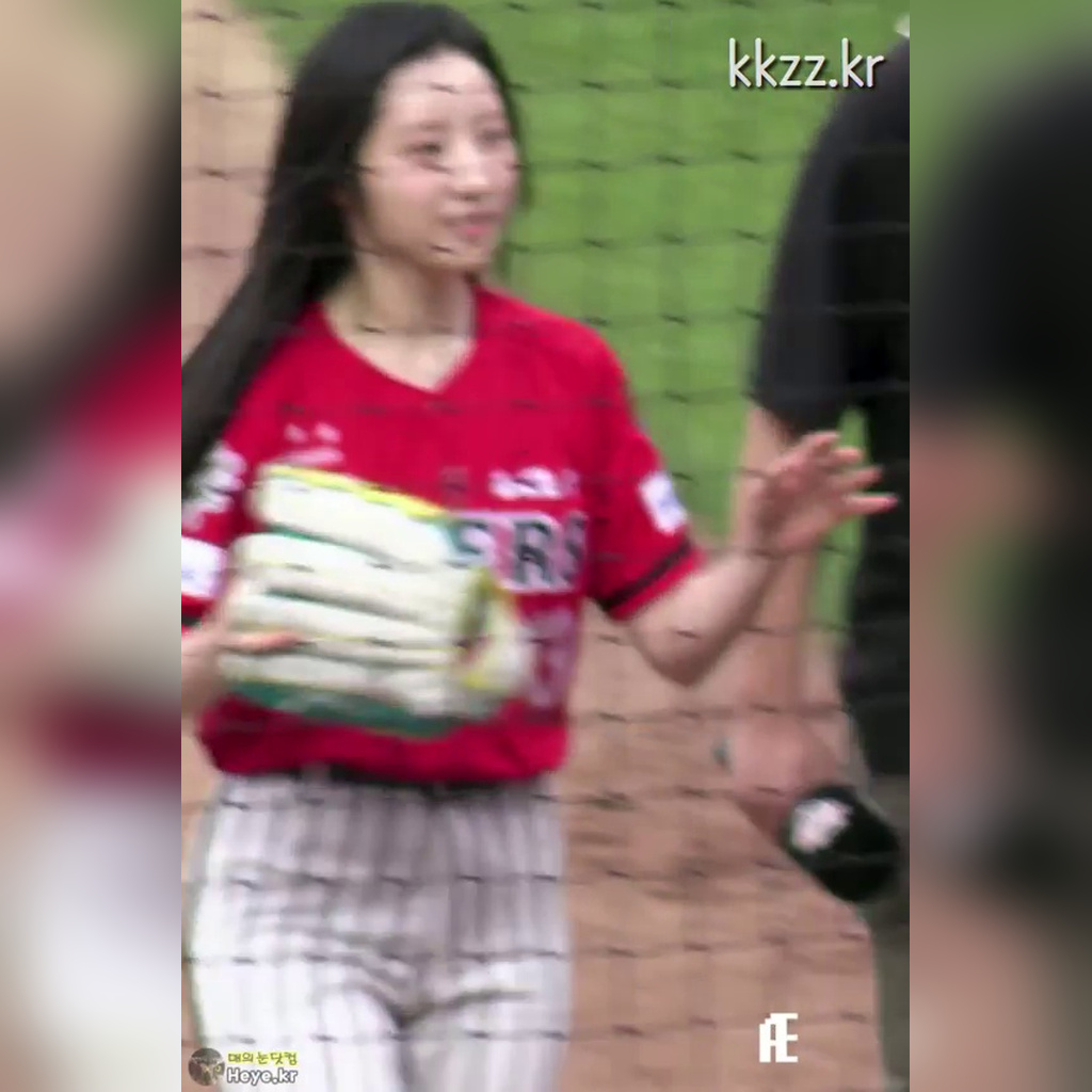 キア・タイガースのユニフォームを着たアルテミス・ハズルGIF