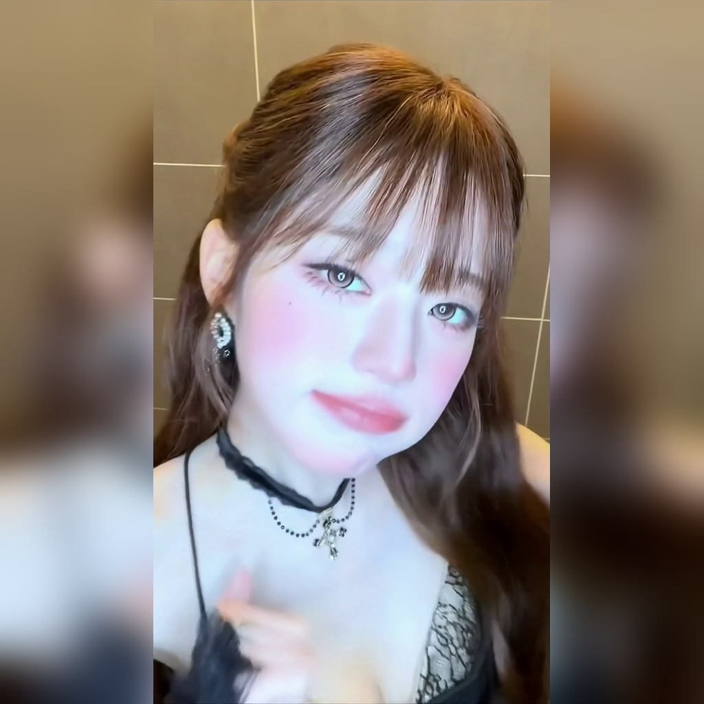 张元英双手同时挥手