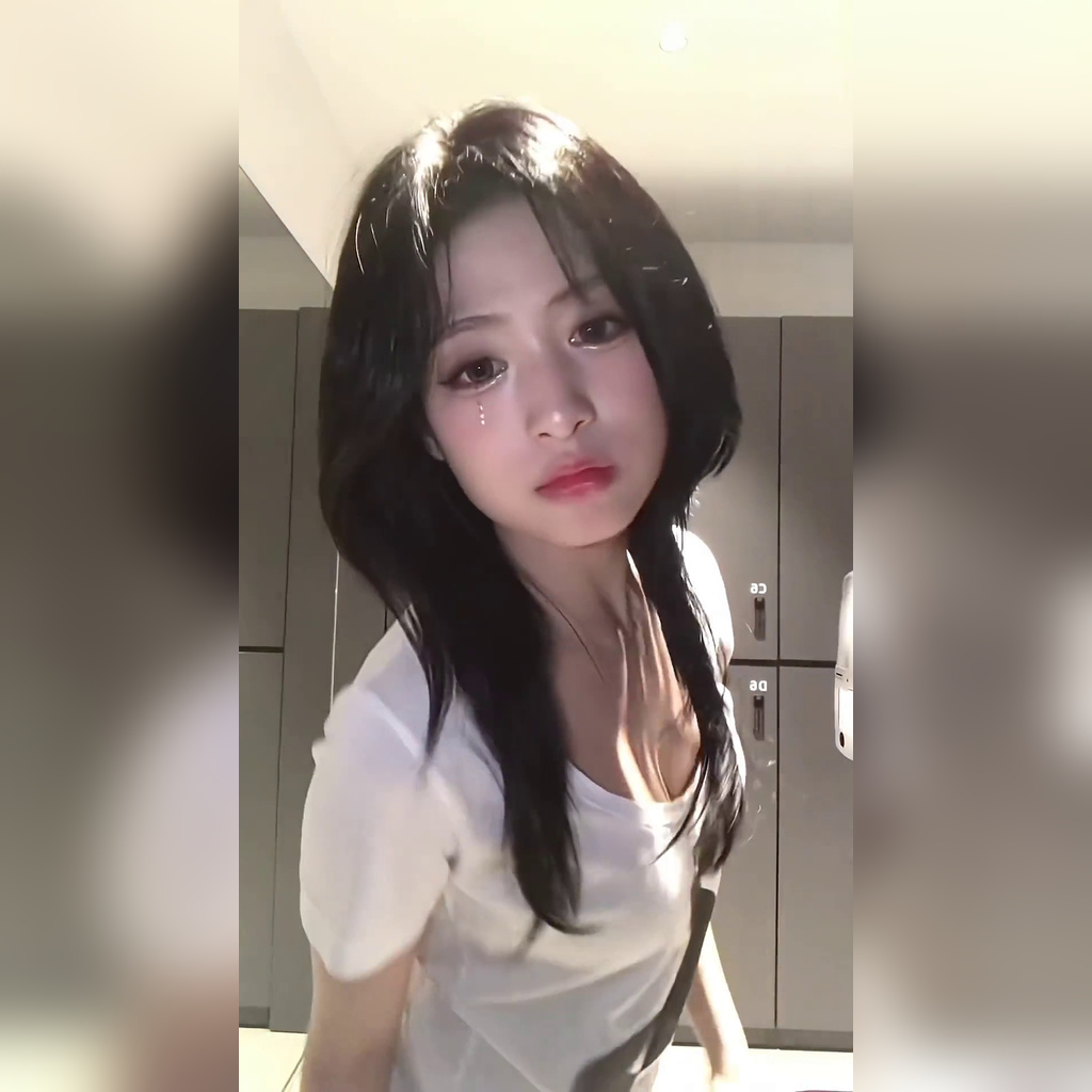 [베이비몬스터] 사물함 문 여는 아현 흰티 숙이며 가슴골 살짝