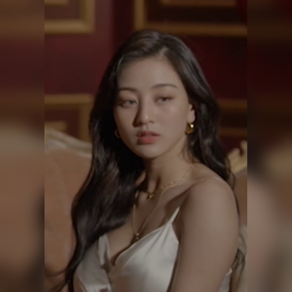 트와이스 지효 화이트 실크 끈드레스 묵직한 가슴골 각선미
