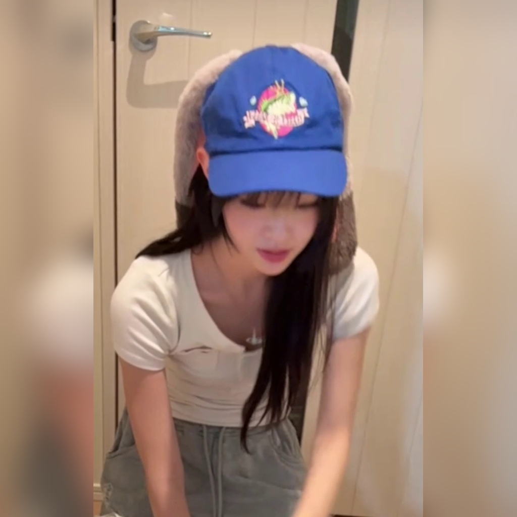 tripleS Rin la_bang: while lying down, exposing from the V-neck white T-shirt bust to the sternum