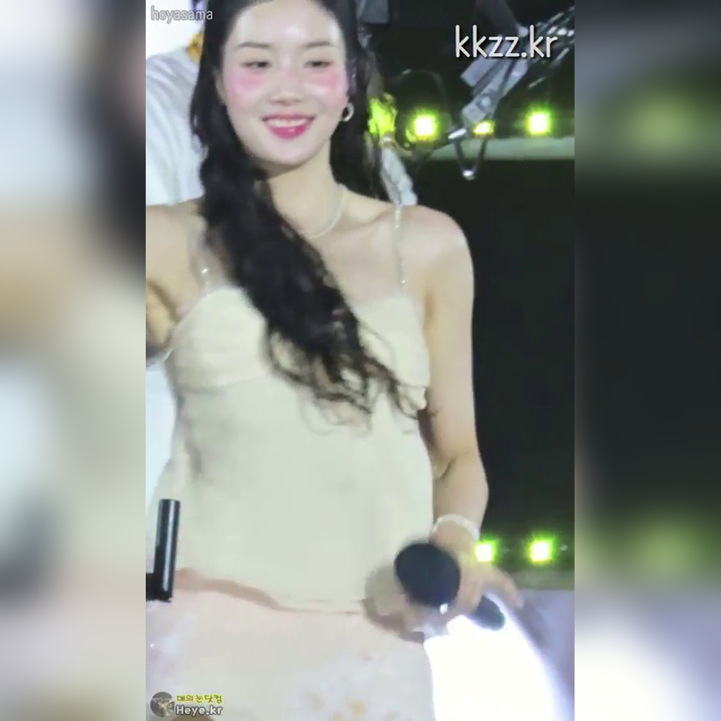가볍게 털어주는 권은비 움짤