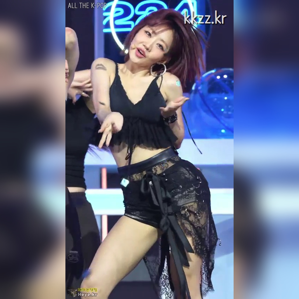 上はクロップ、下はレース — KISS OF LIFE ジュリー GIF