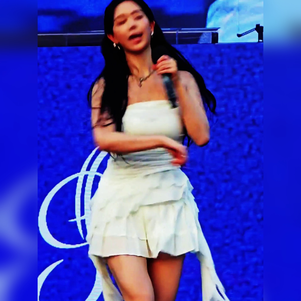 Kim Chae-yeon Brightness Adjustment