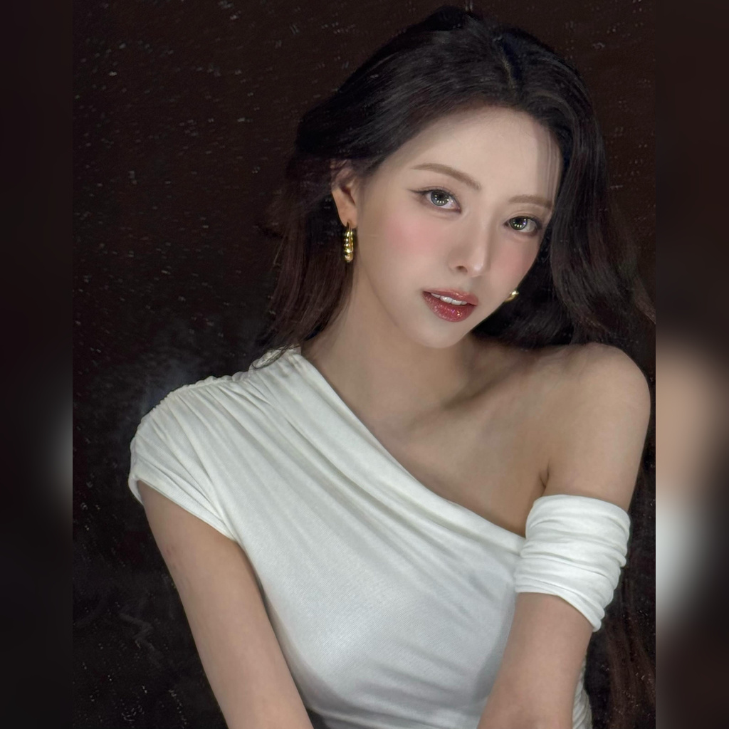 [있지] 예쁜 유나 화이트 원오프숄더 매끈한 어깨 겨드랑이