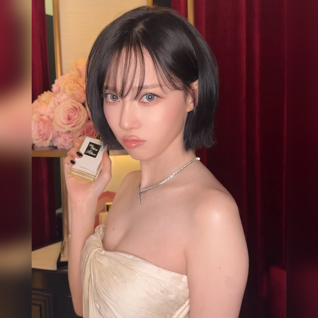 아이보리색 오프숄더 드레스 틈새가 아슬했던 윈터 가슴골