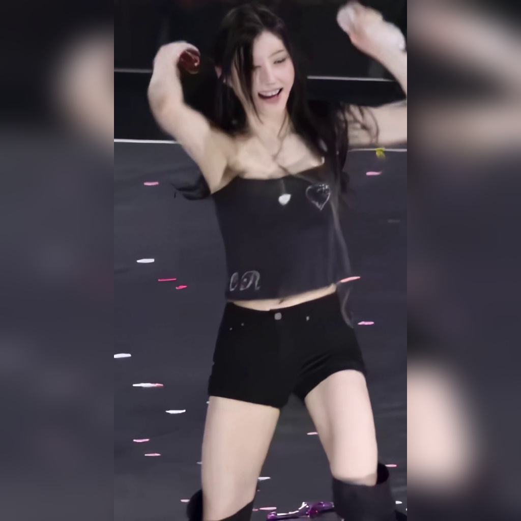 ITZY Chaeryeong Black tube top and hot pants trembling thighs #3 shot from below