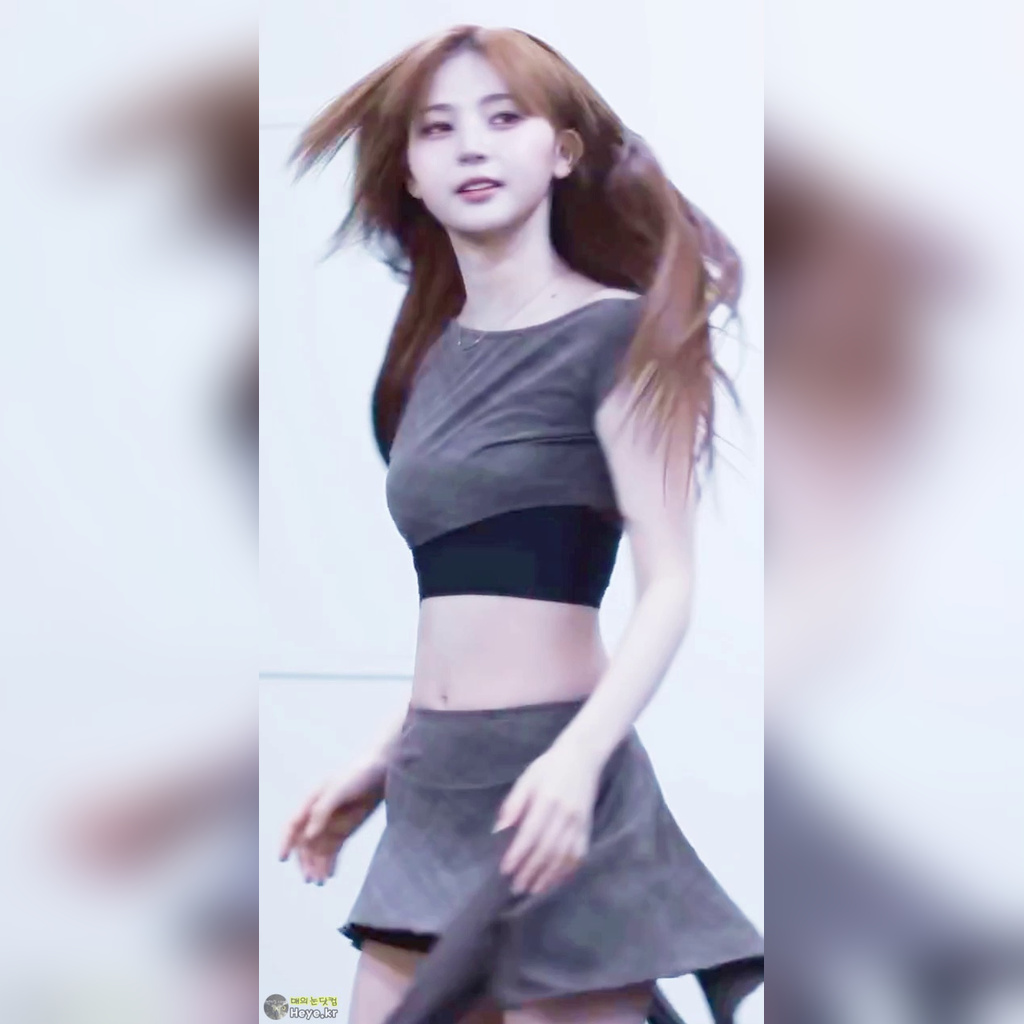 Turn-throw TripleS Kwak Yeonji Bboyeon pale abdomen belly button black inner shorts Y-zone