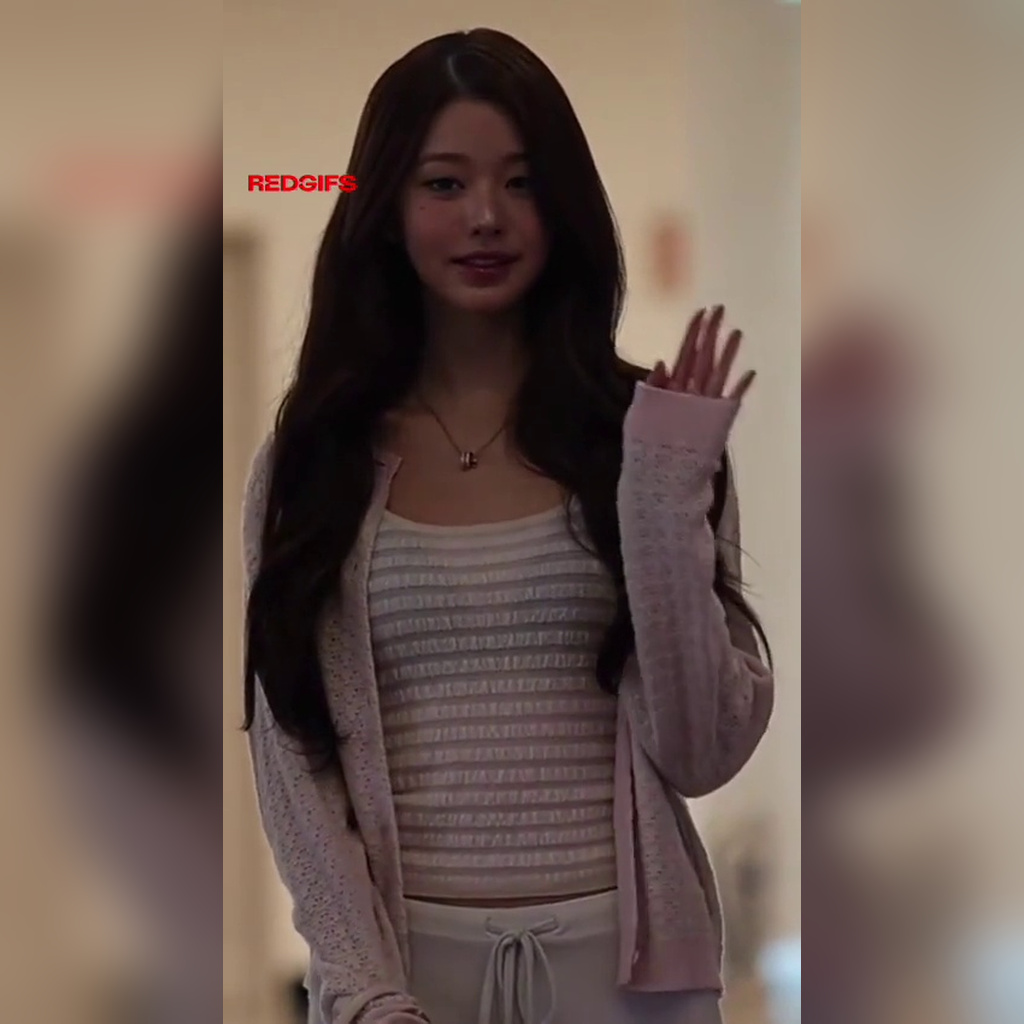 [아이브] 출국하는 장원영 검정 브라 비치는 화이트 시스루티