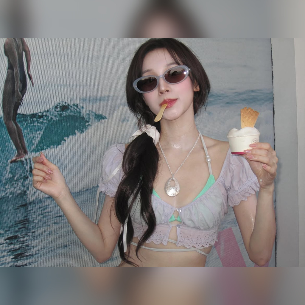 (アイドゥル) ウギのインスタ… プールでネオンのビキニ、すらりとしたウエストとおへそ