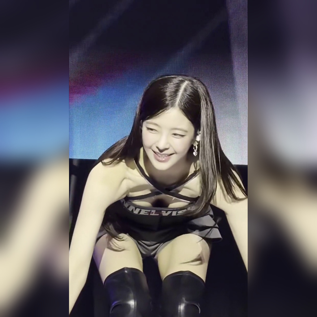 ITZY リア、チューブを下ろしてポーズ　黒のX字ホルターネック　ふわふわの胸元の谷間が見える