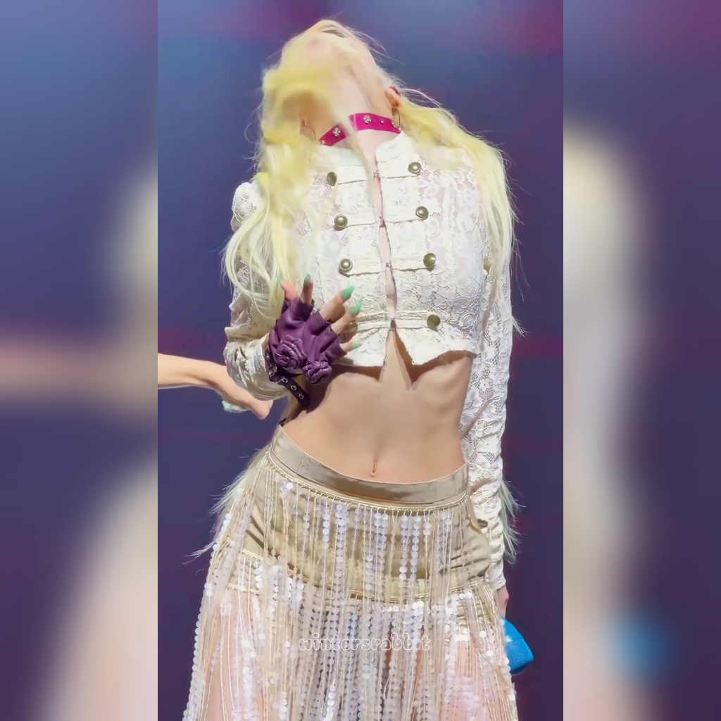 最近 aespa 海外コンサート ブロンド ツインテール ウィンター セクシーな腹部とへそ レジェンド