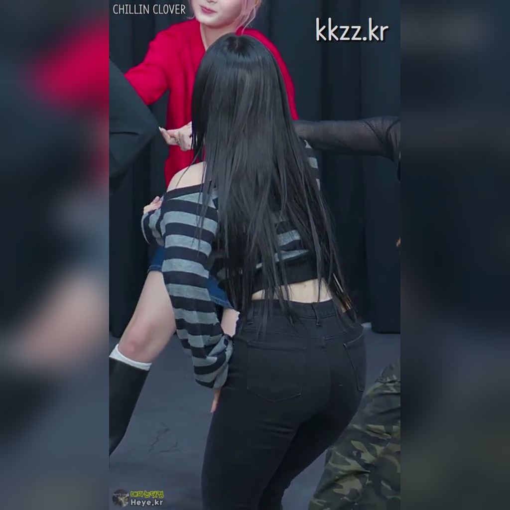 スキニージーンズ 後ろ姿 アイ칠린 ジャキ GIF