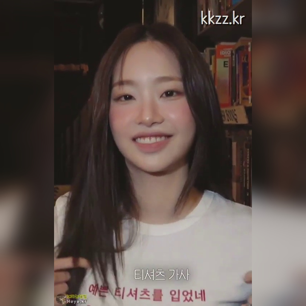 チュウがTシャツの歌詞を見せるGIF