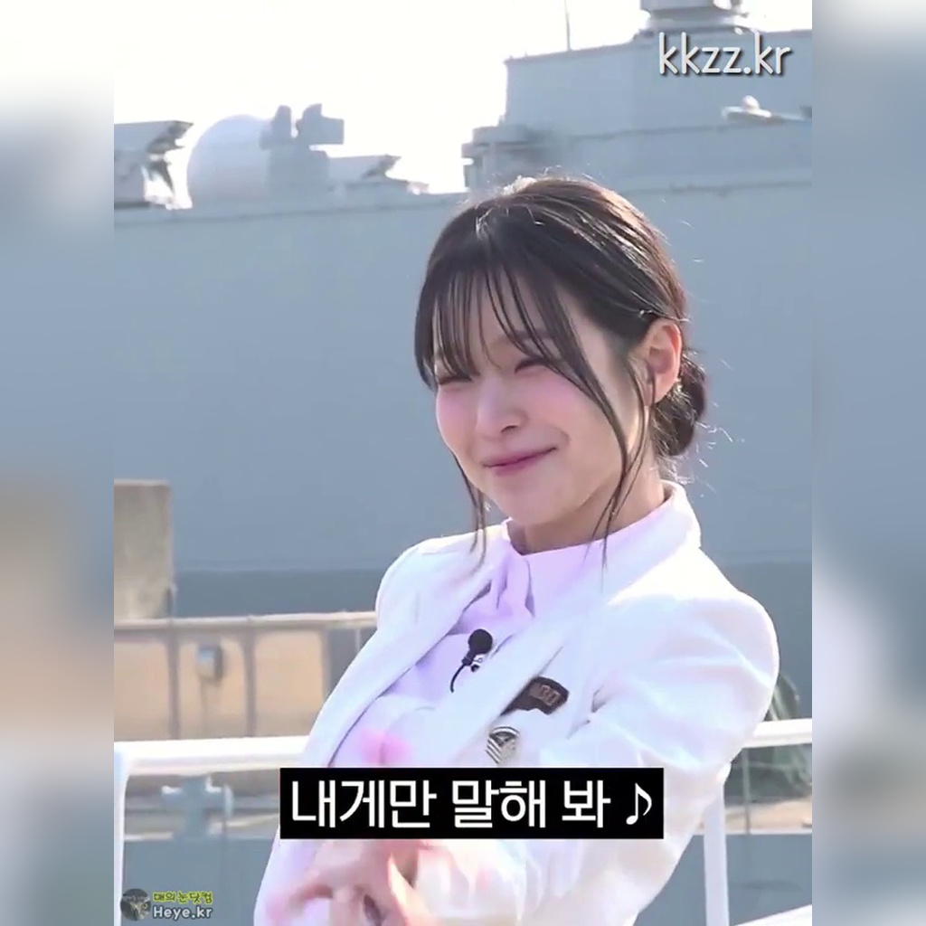 해군 제복 입은 프로미스나인 백지헌 움짤