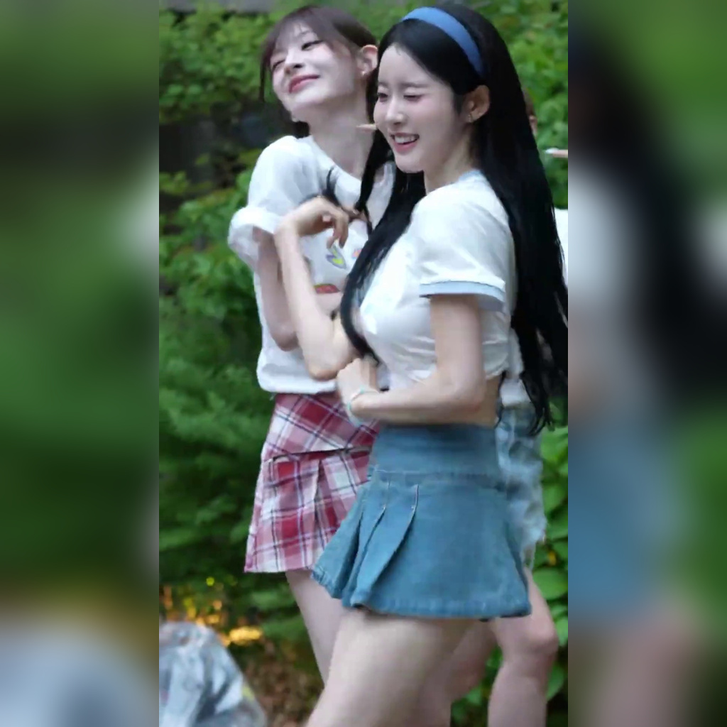 STAYC Sieun Tight-Tied White T-Shirt + Denim Pleated Skirt Turned Over Check #2