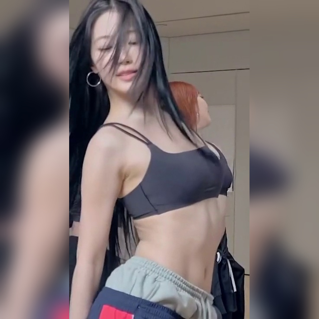 LE SSERAFIM Kazuha in a snug black bralette and strong 11-inch abs with a defined navel #2