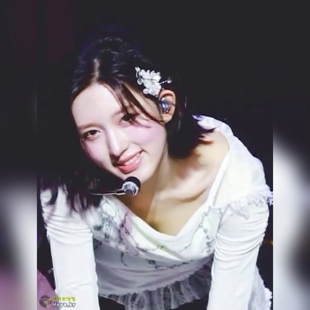 [IVE] Gaeul in a loose white top with chest-baring exposure, crawling-style choreography