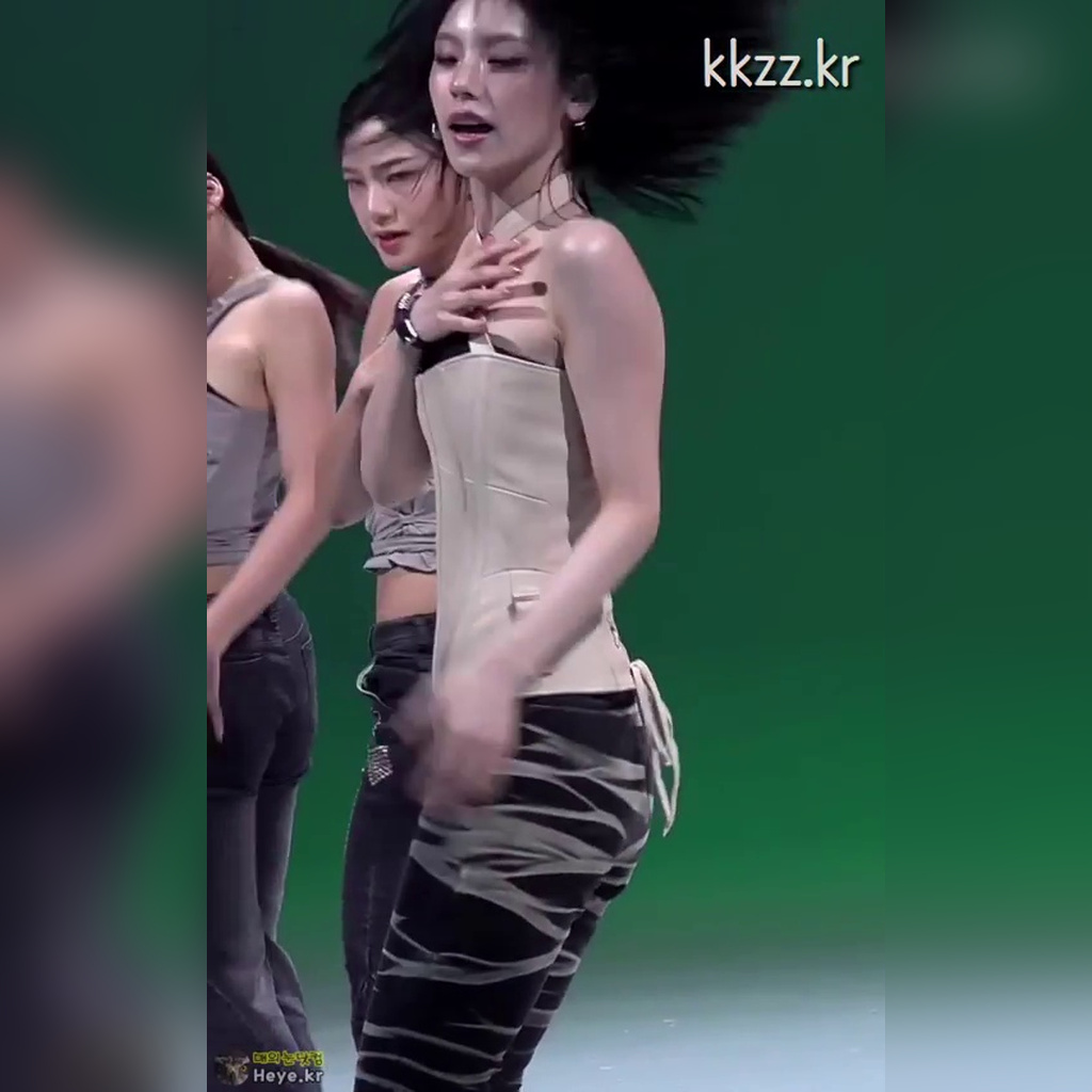 숙이면서 틈 보이는 ITZY(있지) 예지 움짤
