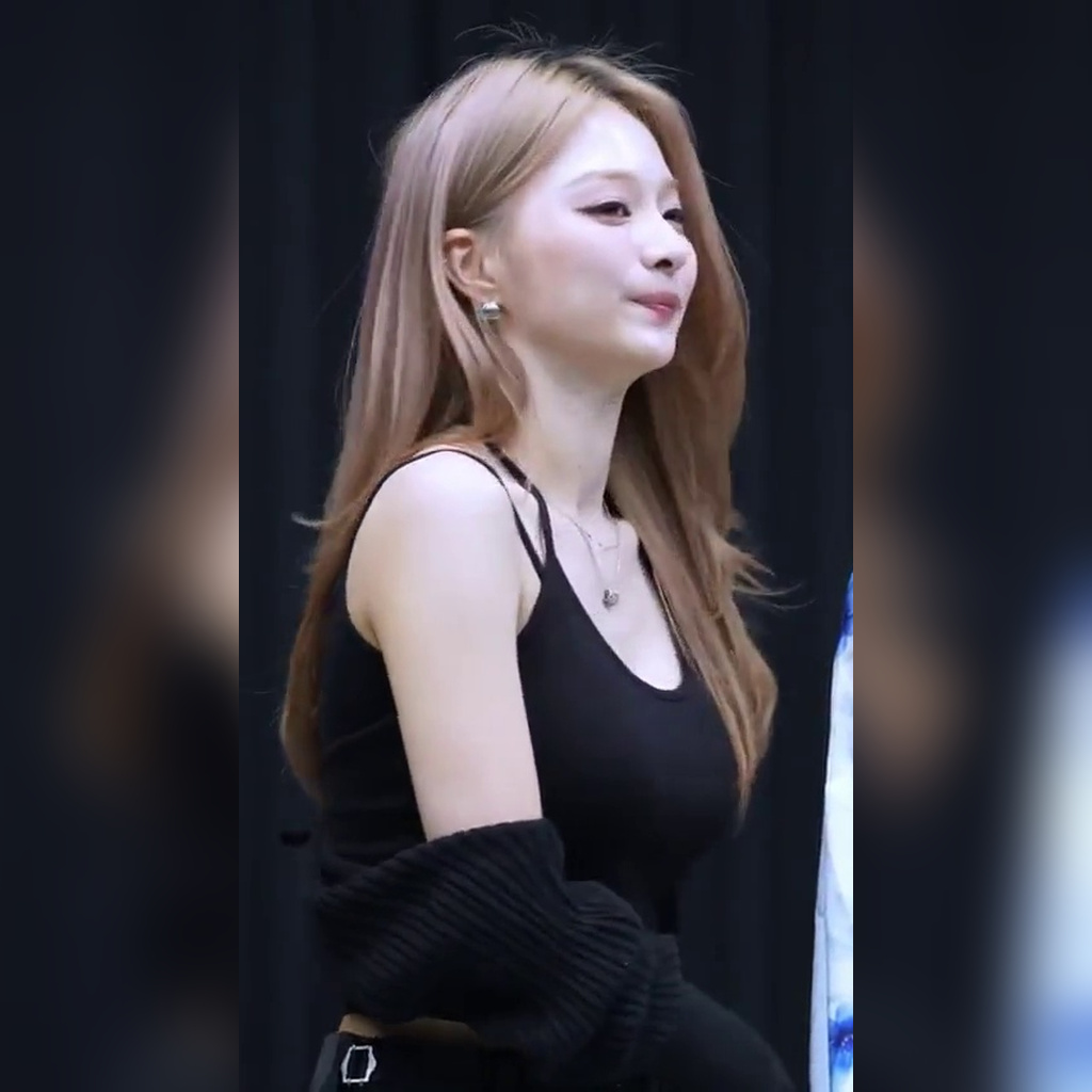 프나 팬사인회 이나경 검정 브라끈 삐져나온 봉긋한 검정 나시