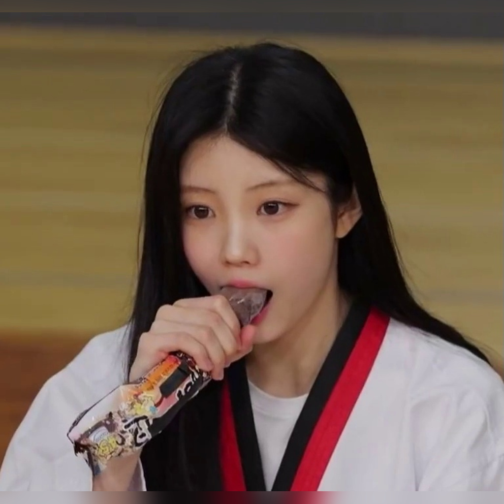 [아일릿] 태권도복 입고 빠삐코 빨아먹는 원희 잼민이 모먼트