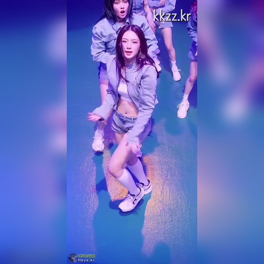 배가 뽀얀 스테이씨 아이사 움짤