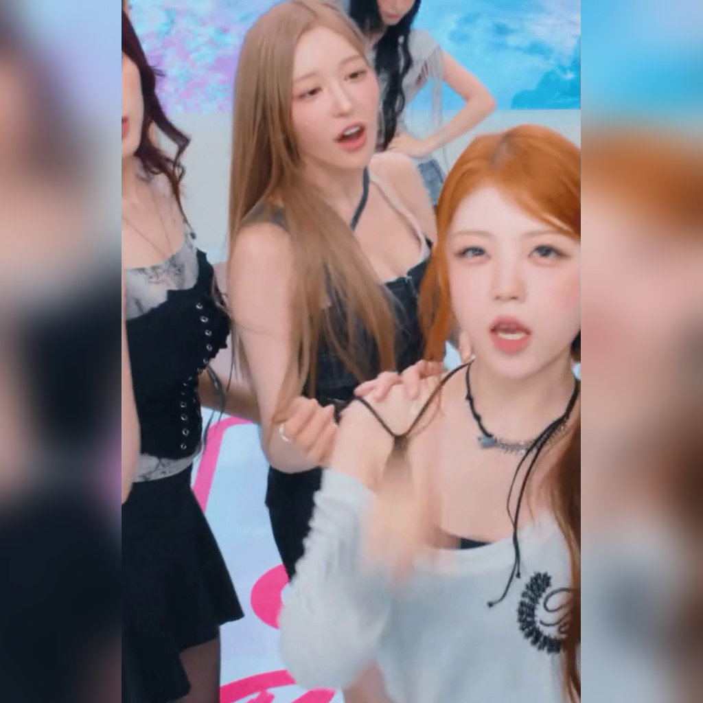 クラスイ ヒョンソ、フロントのホルターネックで前に身体を倒しつつ胸元の割れ目＋パッチがひょっこり露出