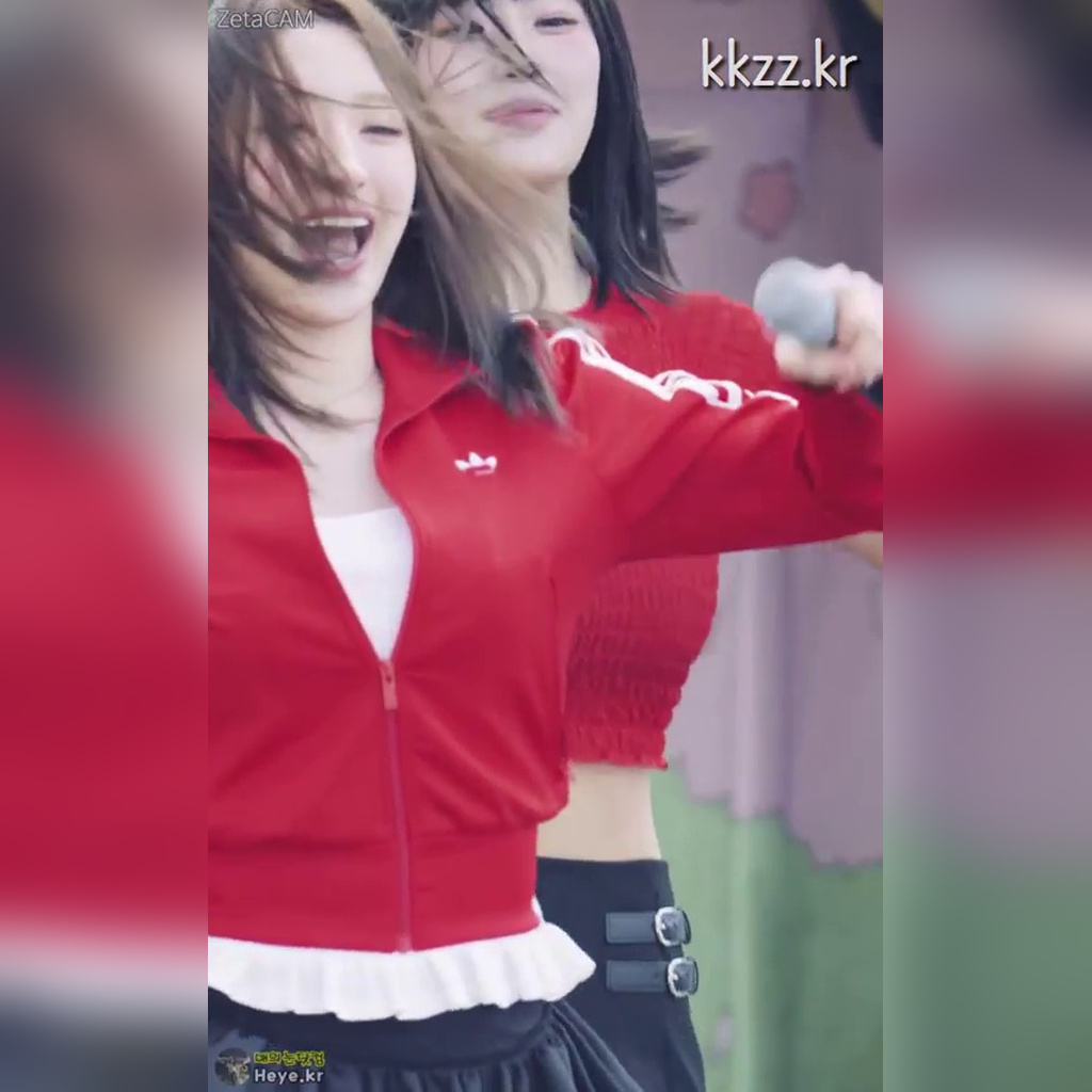 踩着节拍的阿迪达斯Logo Hayki Yel GIF