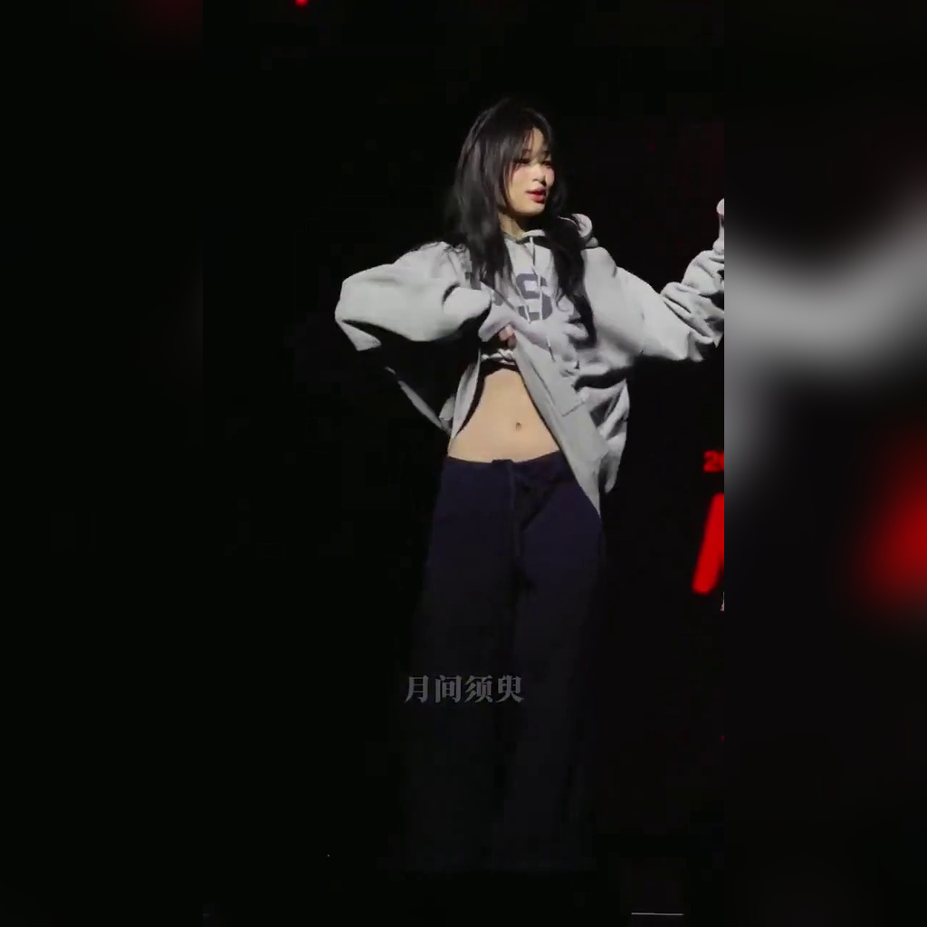Ahyun 展示腹肌